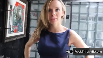 Blonde Stepmom Surprises Her Stepson With Sexy Lingerie While Her Husband Is Out Of The Town - Vidéo premium HD - Amateur | Charmeuse X